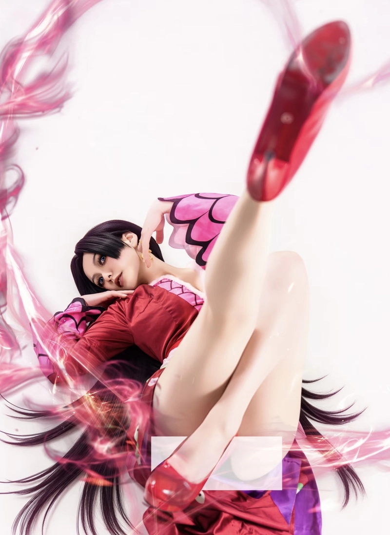 Ảnh Boa Hancock cosplay với ánh mắt kiêu sa quyến rũ