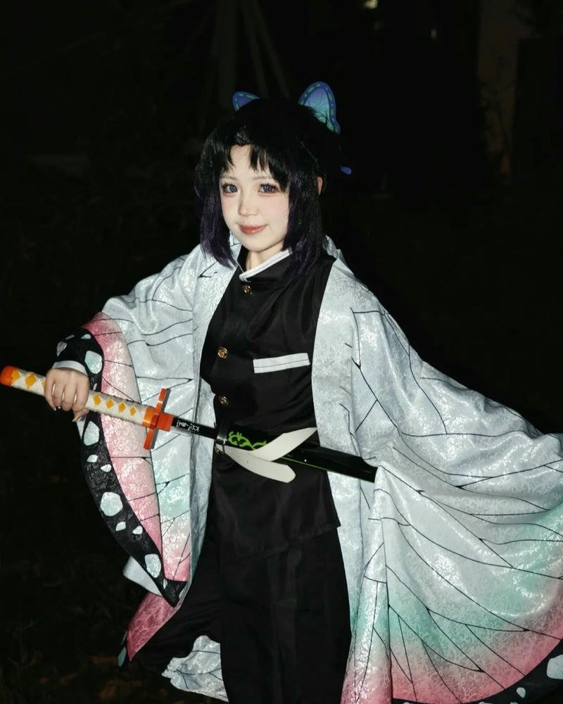 Ảnh Shinobu cosplay ánh mắt sâu lắng đầy cảm xúc