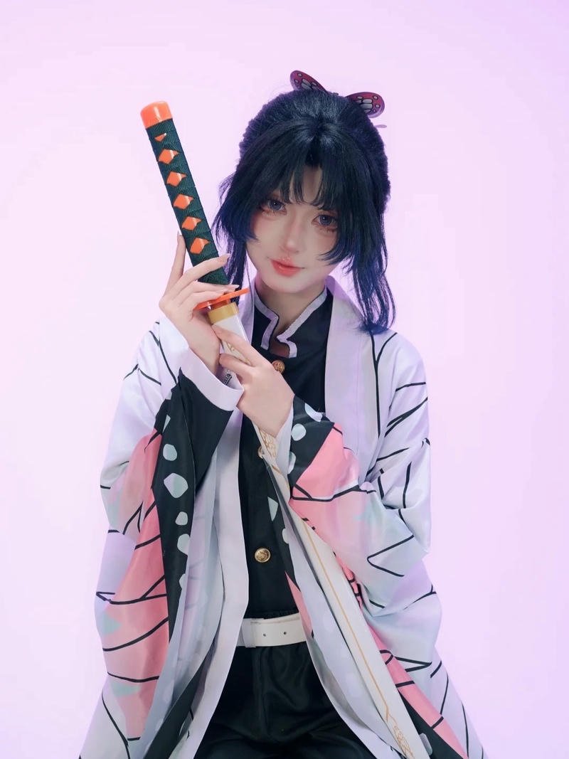 Ảnh Shinobu cosplay ánh sáng làm nổi bật vẻ đẹp