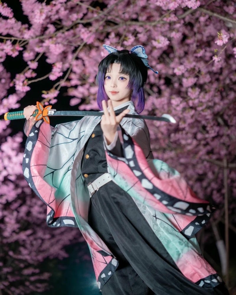 Ảnh Shinobu cosplay biểu cảm nhẹ nhàng đầy mê hoặc