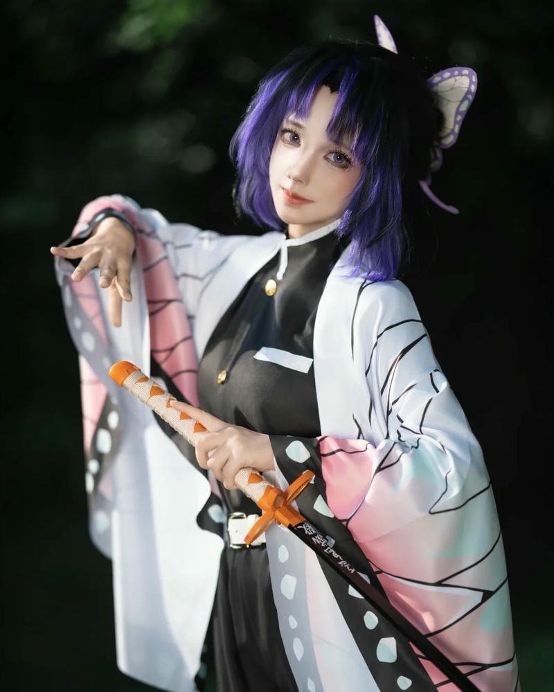 Ảnh Shinobu cosplay mái tóc đặc trưng nổi bật