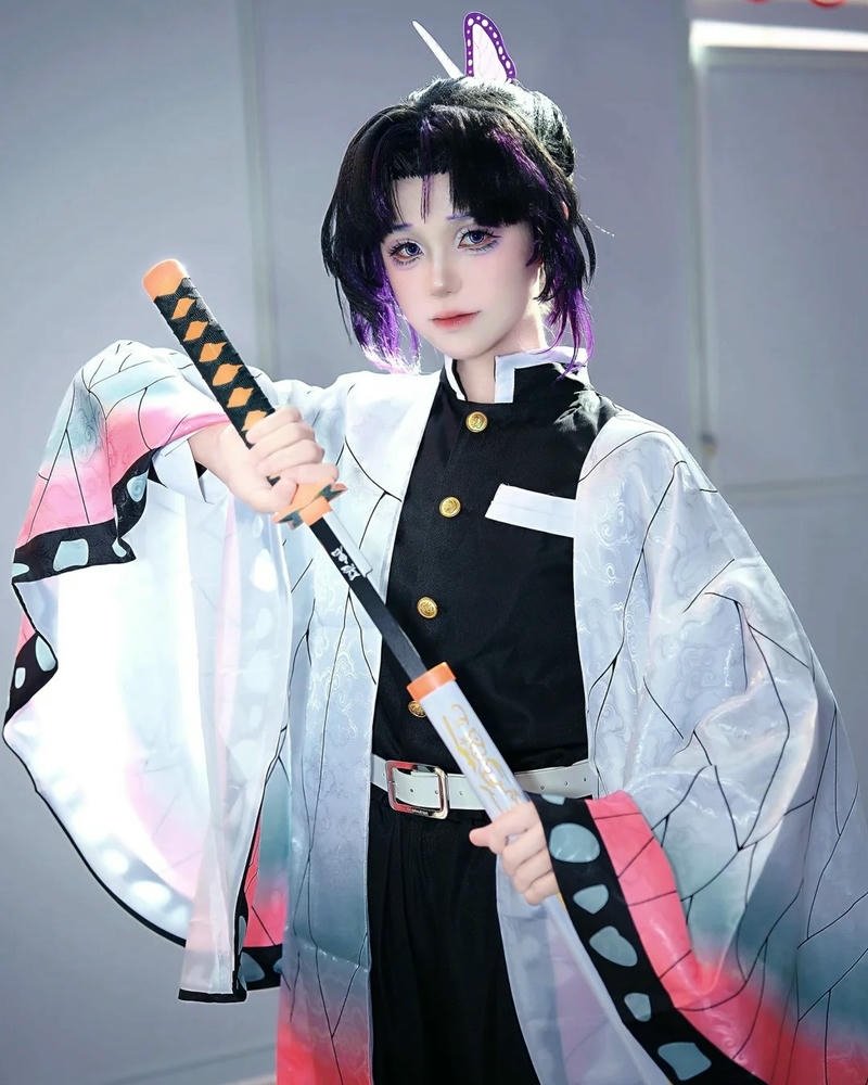 Ảnh Shinobu cosplay nụ cười nhẹ nhàng đầy duyên