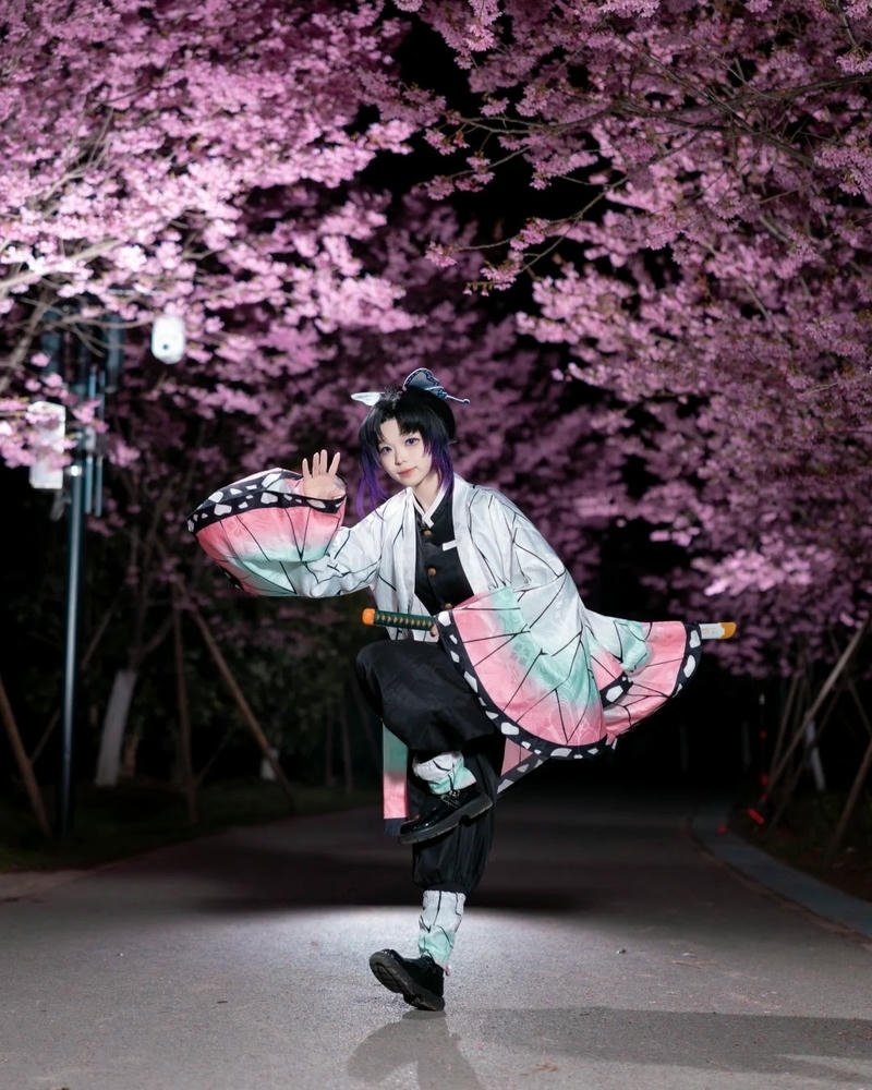 Ảnh Shinobu cosplay phong thái tự tin đầy sức hút