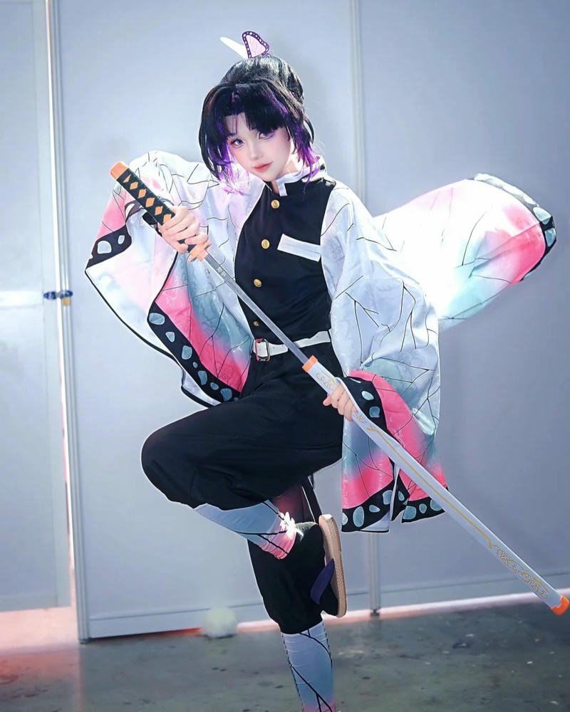 Ảnh Shinobu cosplay tạo dáng thanh thoát uyển chuyển