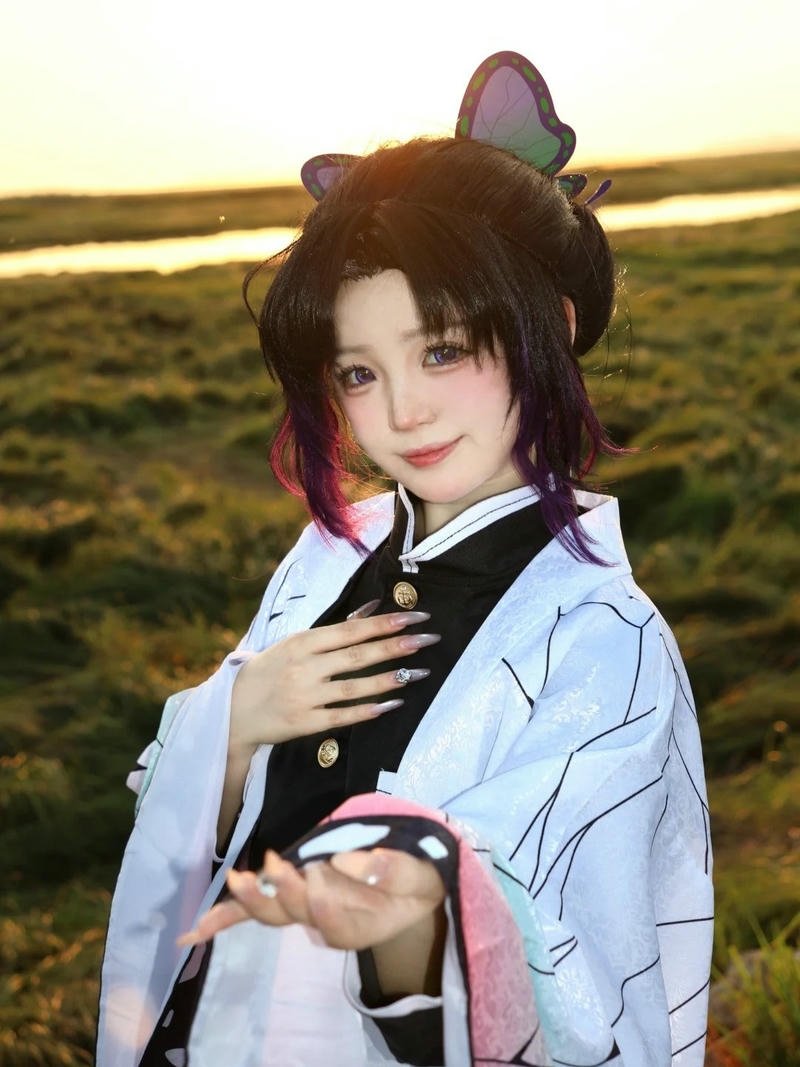 Ảnh Shinobu cosplay thể hiện thần thái dịu dàng cuốn hút