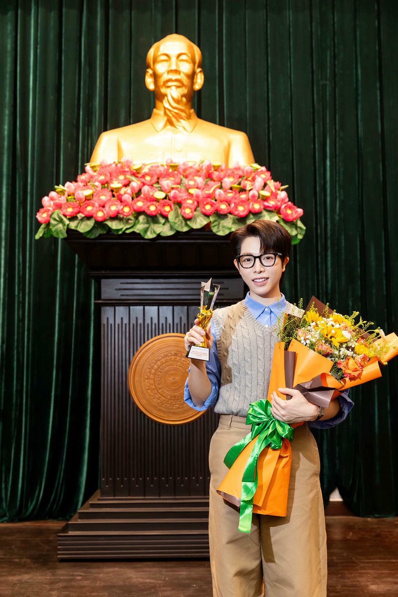 Ảnh Đức Phúc cute nhận huy chương