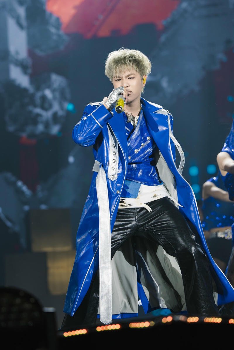 Ảnh chân dung nghệ sĩ dùng làm nền Captain Boy đẹp