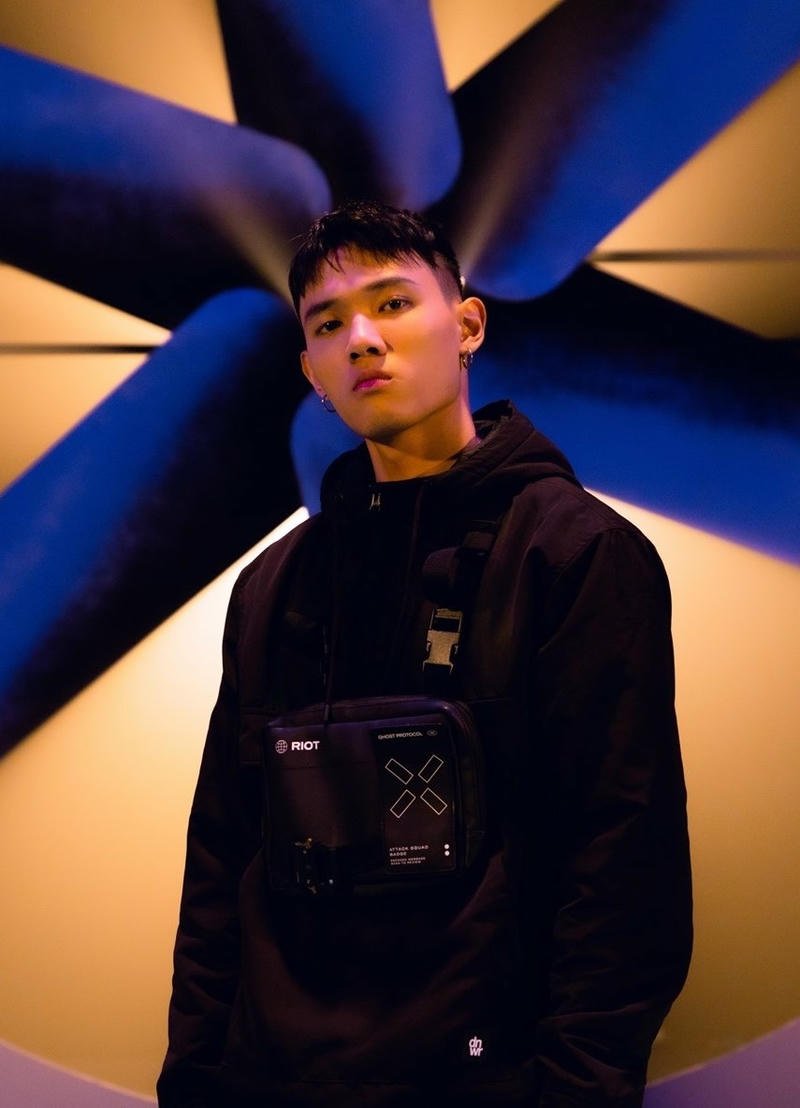 Ảnh chân dung nghệ sĩ trẻ làm hình nền Tage