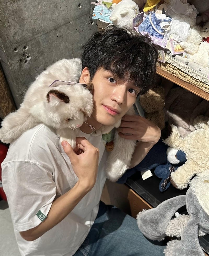 Ảnh con trai cute có đường nét gương mặt rõ ràng cuốn hút