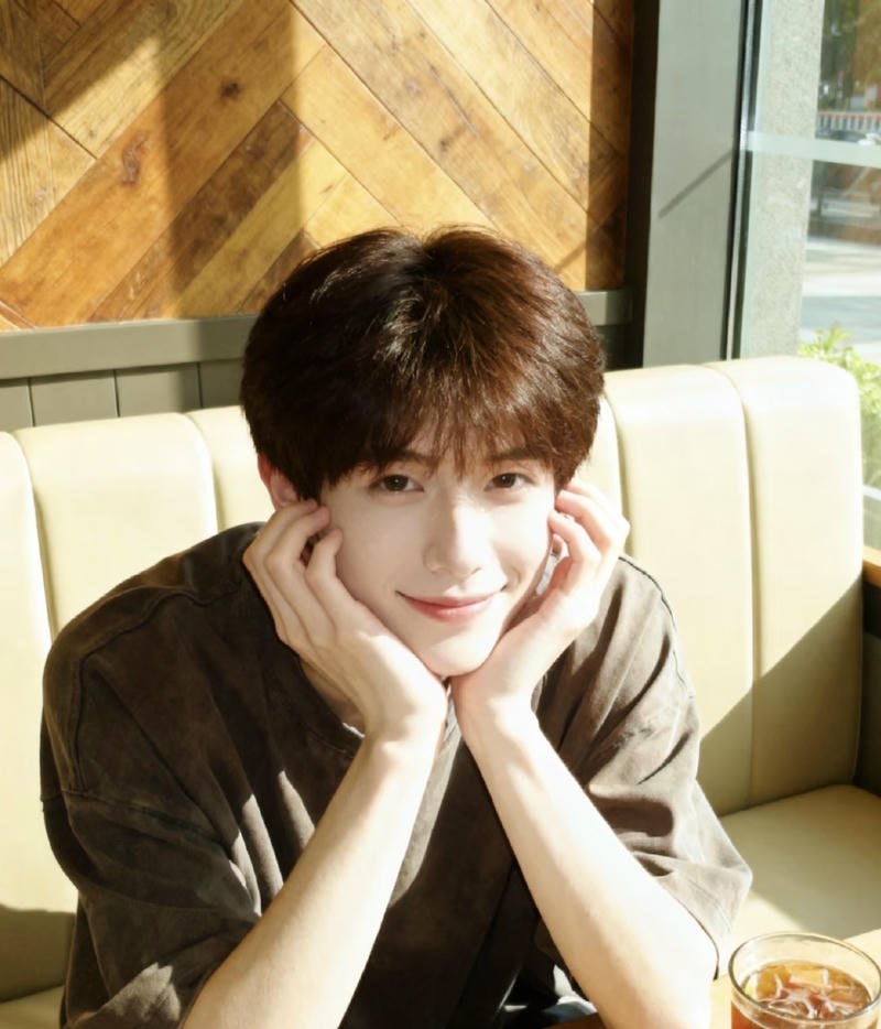 Ảnh con trai cute thể hiện vẻ ngoài sáng sủa tự nhiên