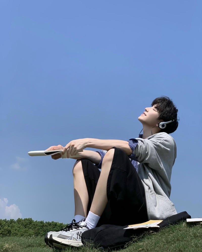 Ảnh con trai cute với ánh mắt ấm và nụ cười nhẹ