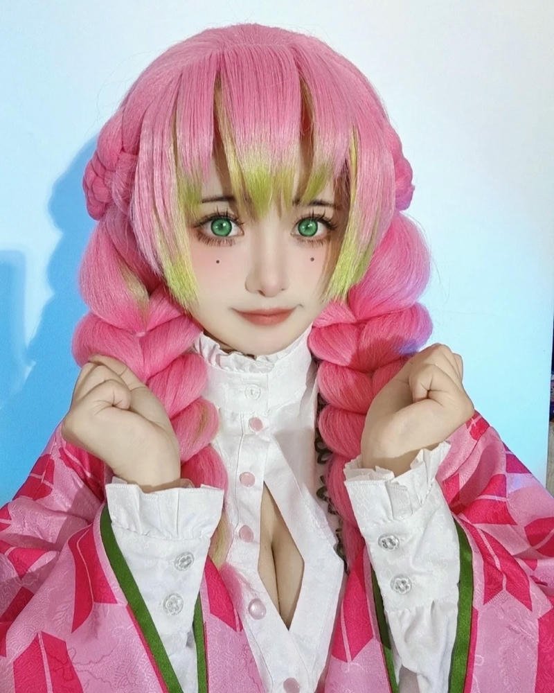 Ảnh cosplay Mitsuri khắc họa phong thái vui tươi đầy sức sống