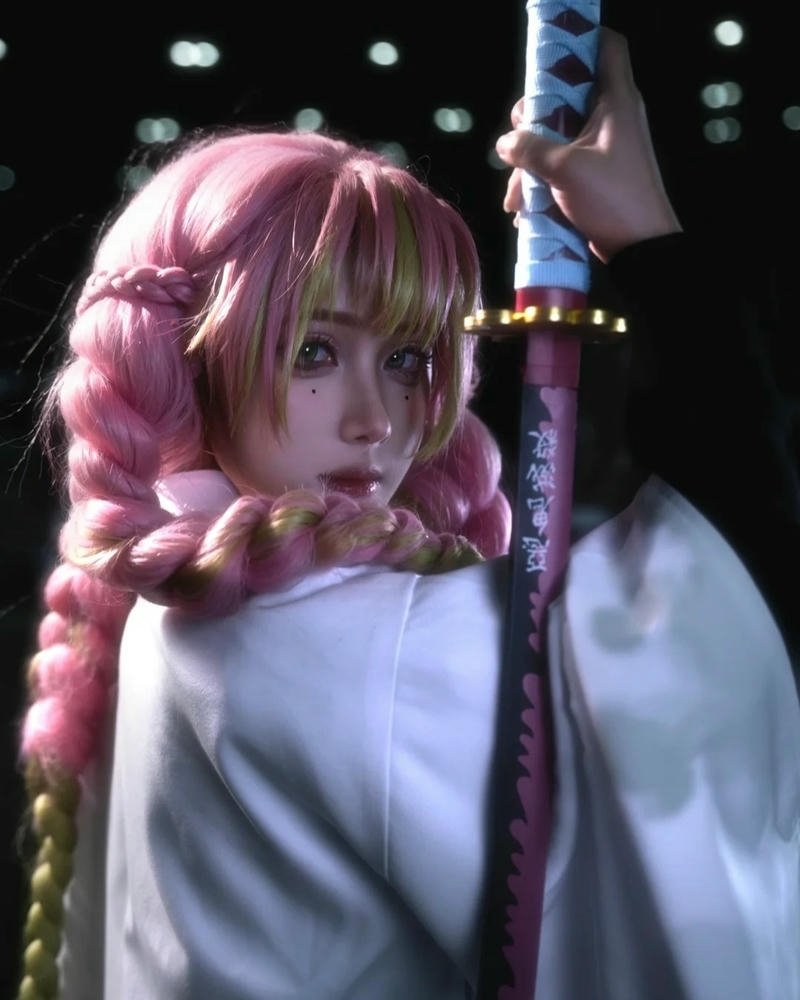 Ảnh cosplay Mitsuri mang lại cảm giác tươi sáng và năng động