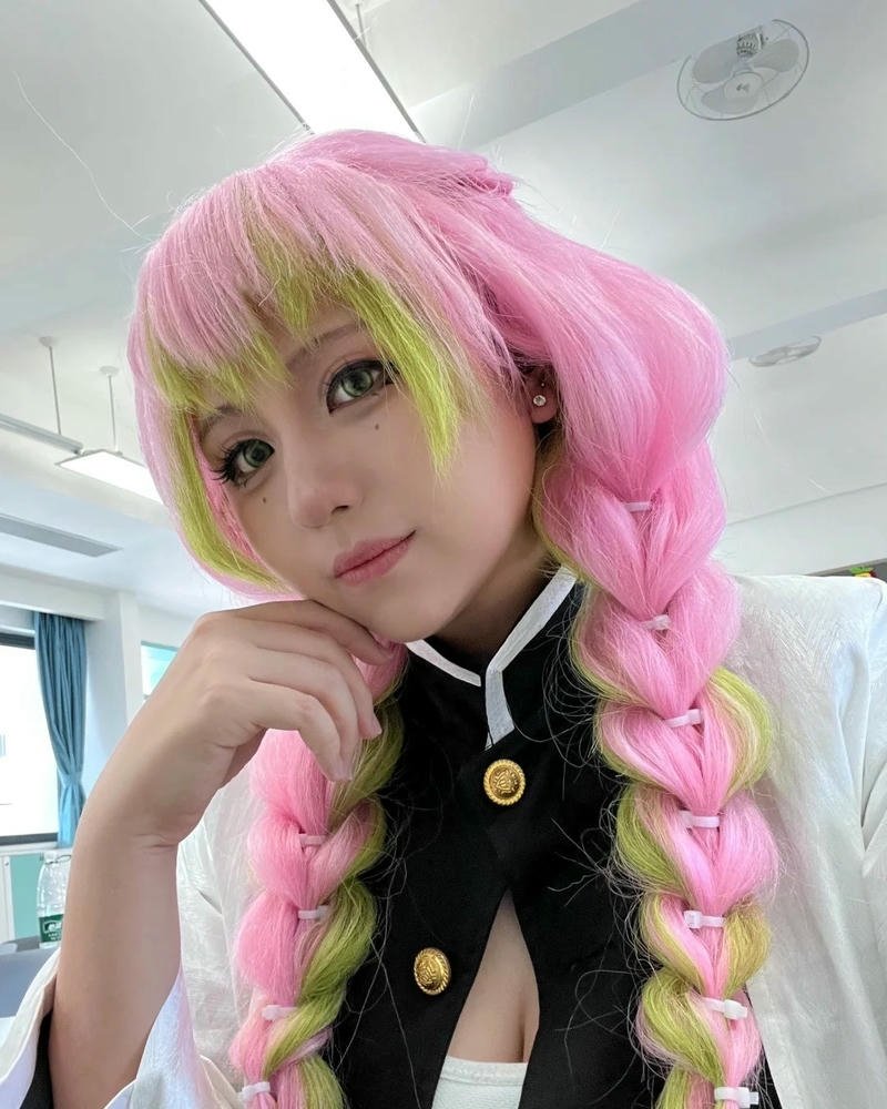 Ảnh cosplay Mitsuri nổi bật với ánh nhìn trong trẻo cuốn hút