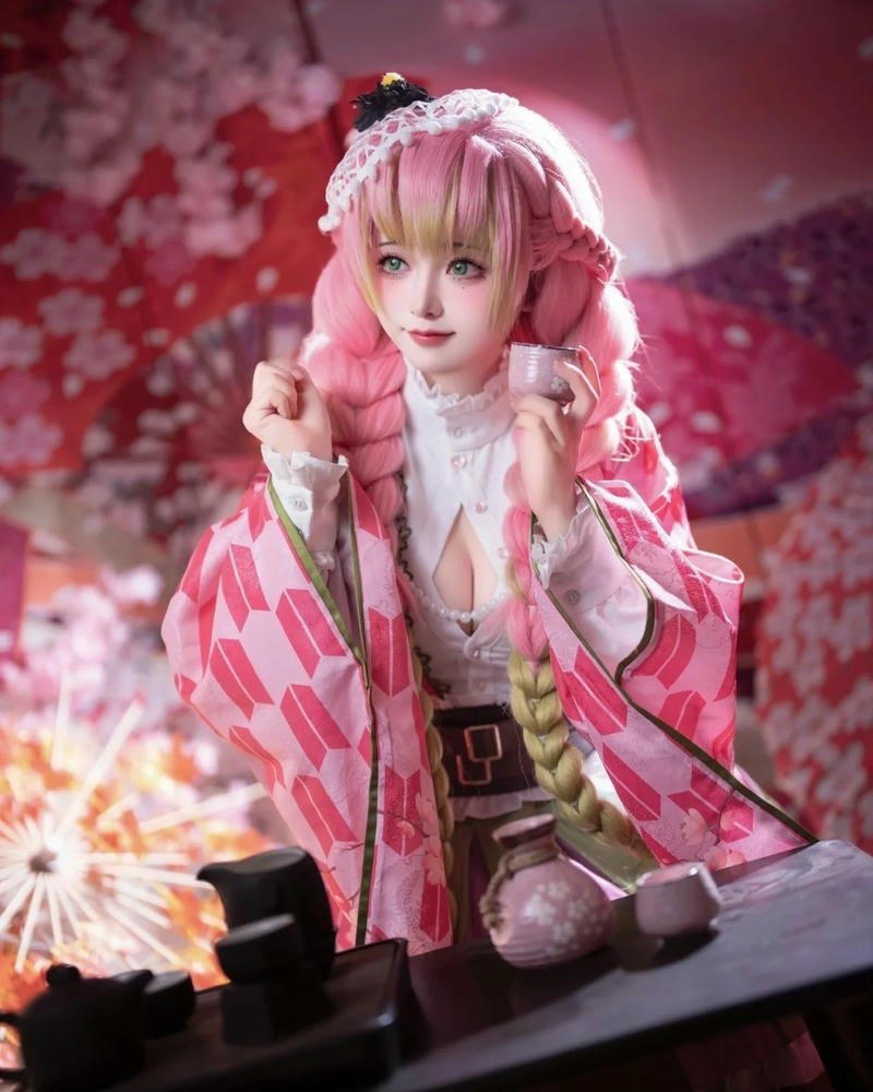 Ảnh cosplay Mitsuri nổi bật với biểu cảm sinh động tự nhiên