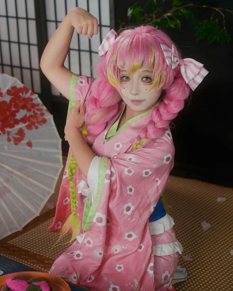 Ảnh cosplay Mitsuri thể hiện cảm xúc ngọt ngào và thân thiện