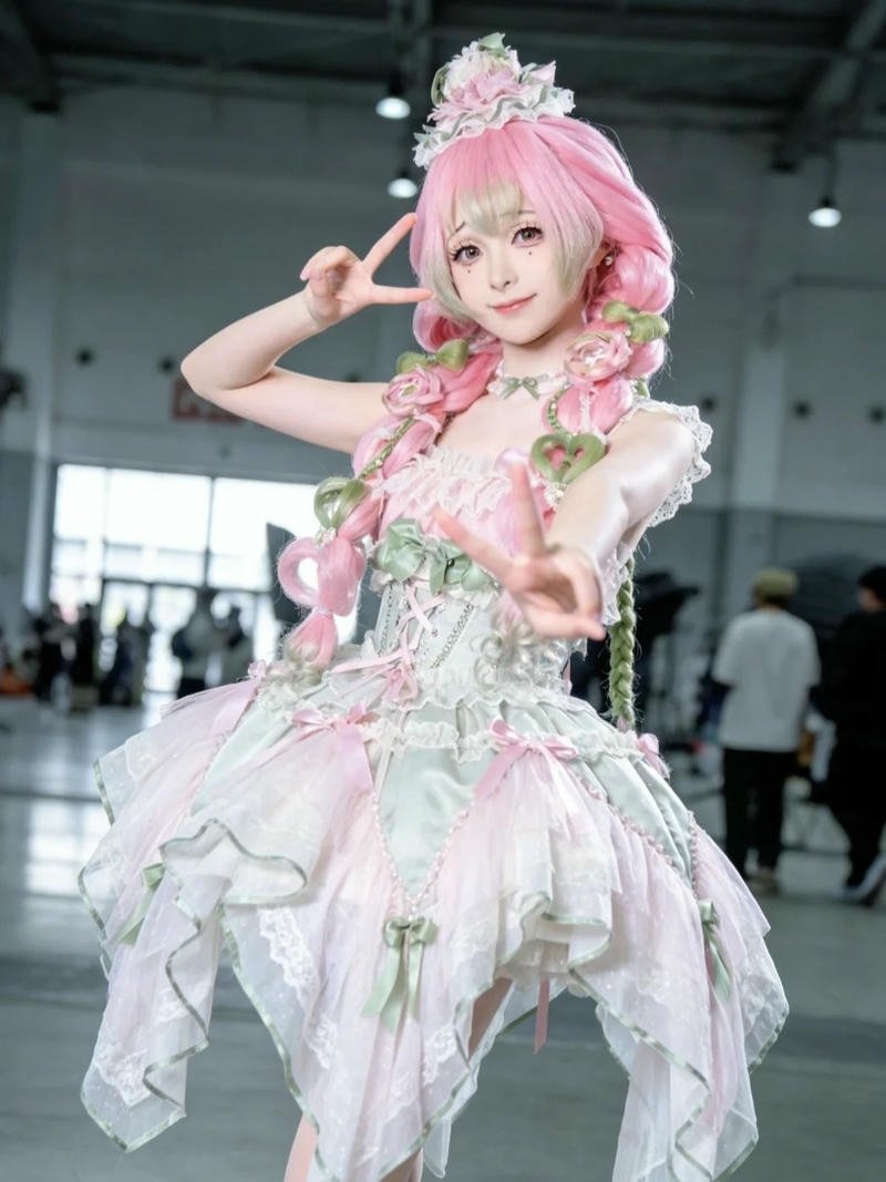 Ảnh cosplay Mitsuri thể hiện nét đẹp nữ tính và mềm mại