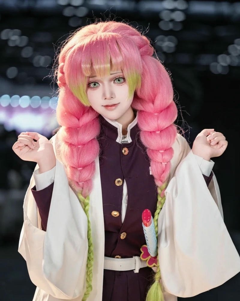 Ảnh cosplay Mitsuri thể hiện phong cách nhân vật đầy năng lượng