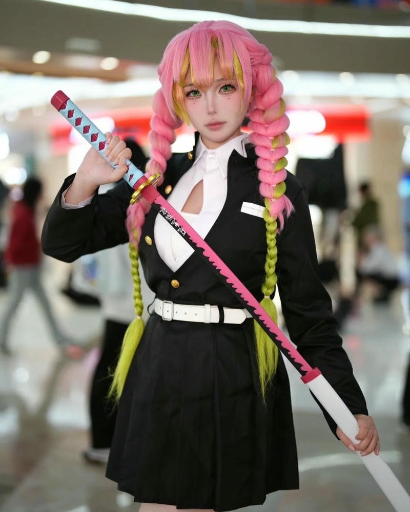 Ảnh cosplay Mitsuri thể hiện sự tinh tế trong từng biểu cảm