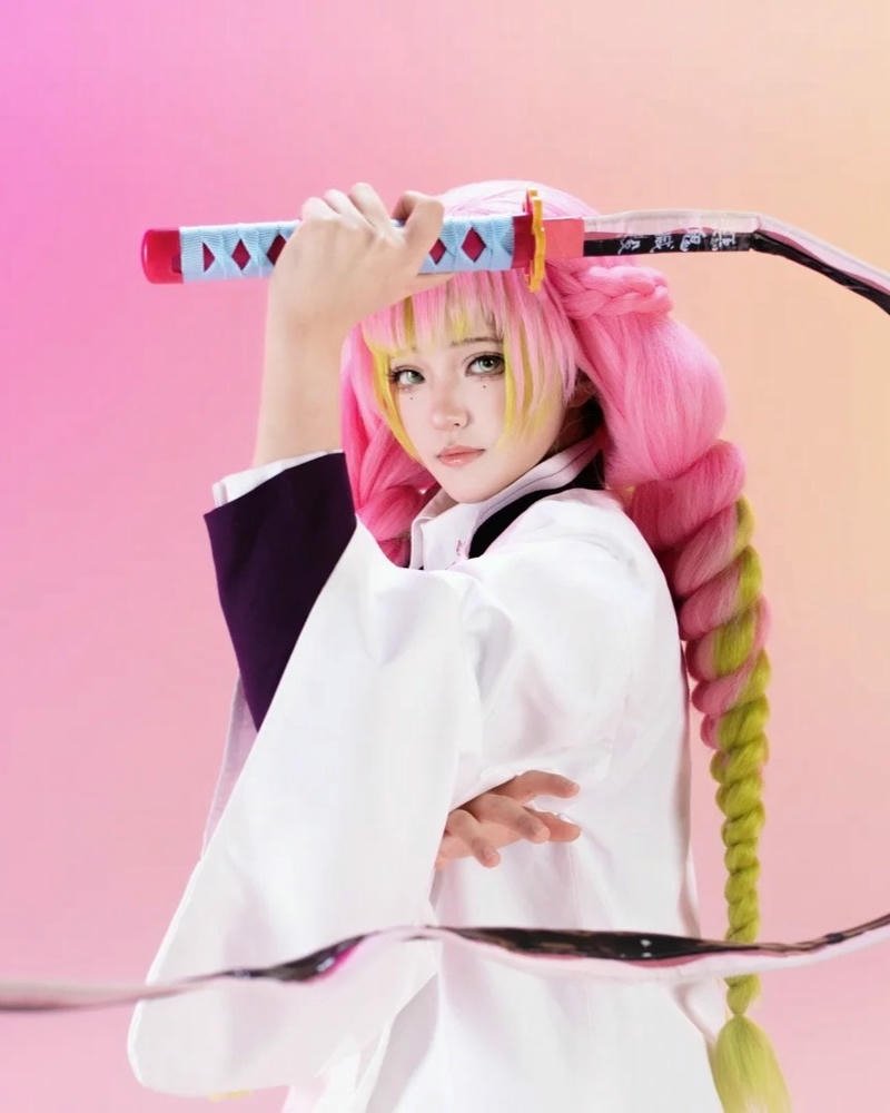 Ảnh cosplay Mitsuri thể hiện thần thái dịu dàng giàu cảm xúc