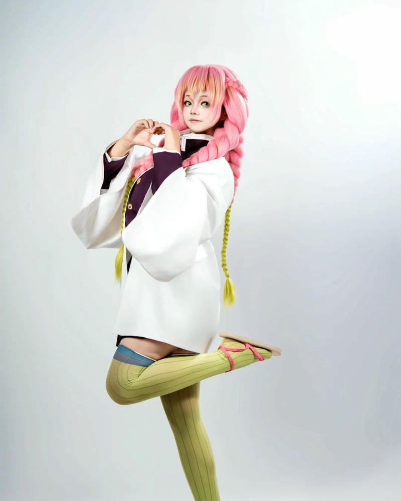 Ảnh cosplay Mitsuri thể hiện vẻ đẹp ngọt ngào đầy cuốn hút