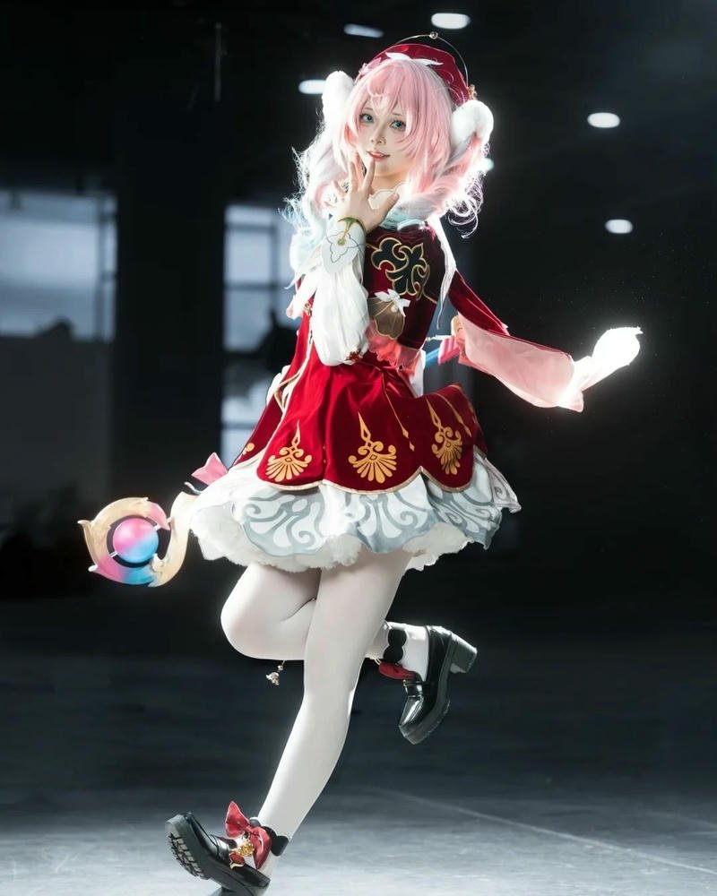 Ảnh cosplay anime thể hiện nhân vật với phong thái cuốn hút