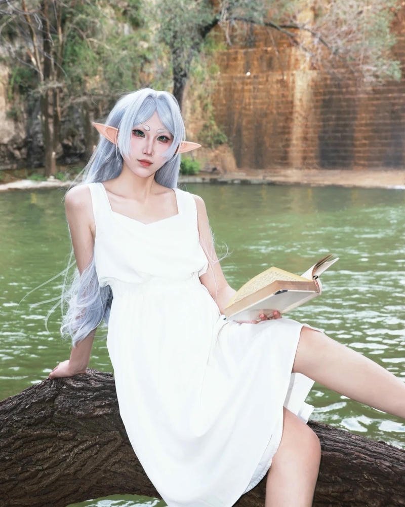 Ảnh cosplay frieren khắc họa thần thái yên bình và tĩnh lặng