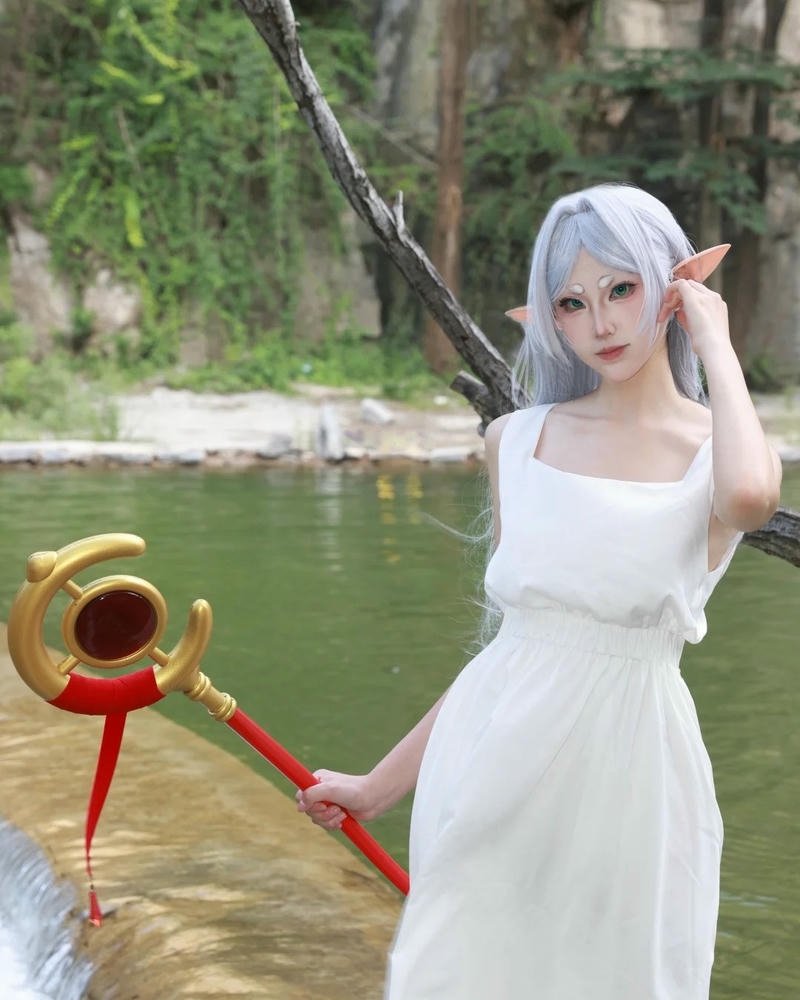 Ảnh cosplay frieren nổi bật với ánh mắt sâu lắng đầy cảm xúc