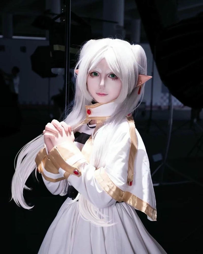 Ảnh cosplay frieren nổi bật với ánh nhìn trầm lắng cuốn hút