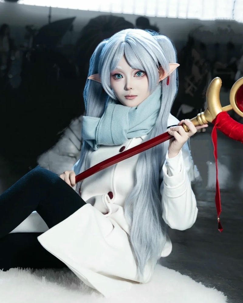 Ảnh cosplay frieren nổi bật với biểu cảm nhẹ nhàng cuốn hút