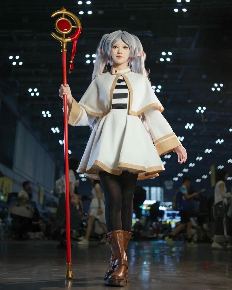 Ảnh cosplay frieren nổi bật với phong thái nhẹ nhàng đặc trưng