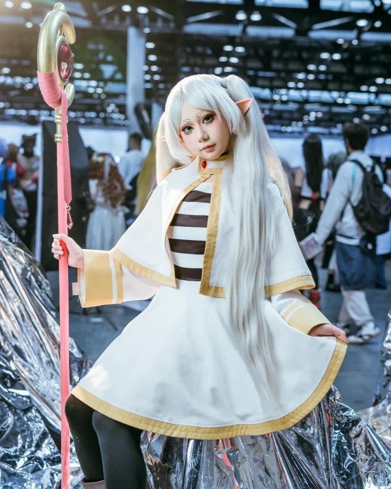 Ảnh cosplay frieren tái hiện nhân vật với nét mặt sâu sắc