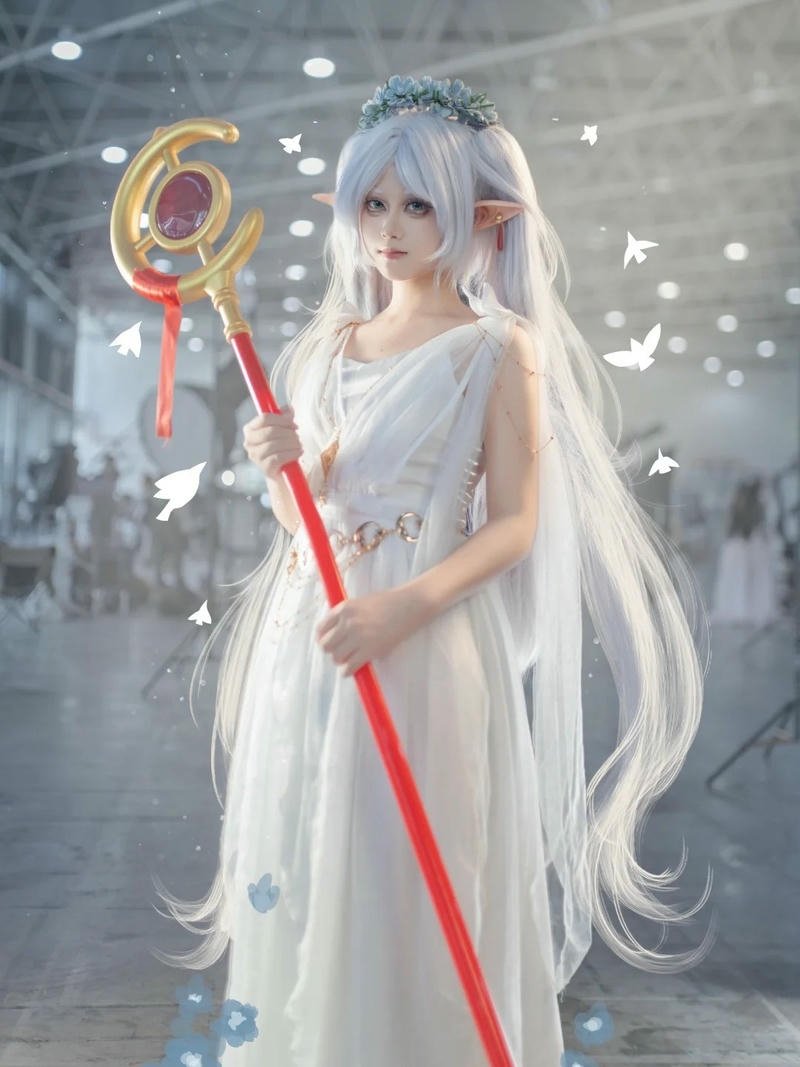 Ảnh cosplay frieren thể hiện cảm xúc trầm ổn và sâu sắc