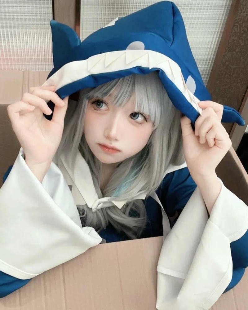 Ảnh cosplay nhân vật Gawr Gura phong cách tinh nghịch cuốn hút