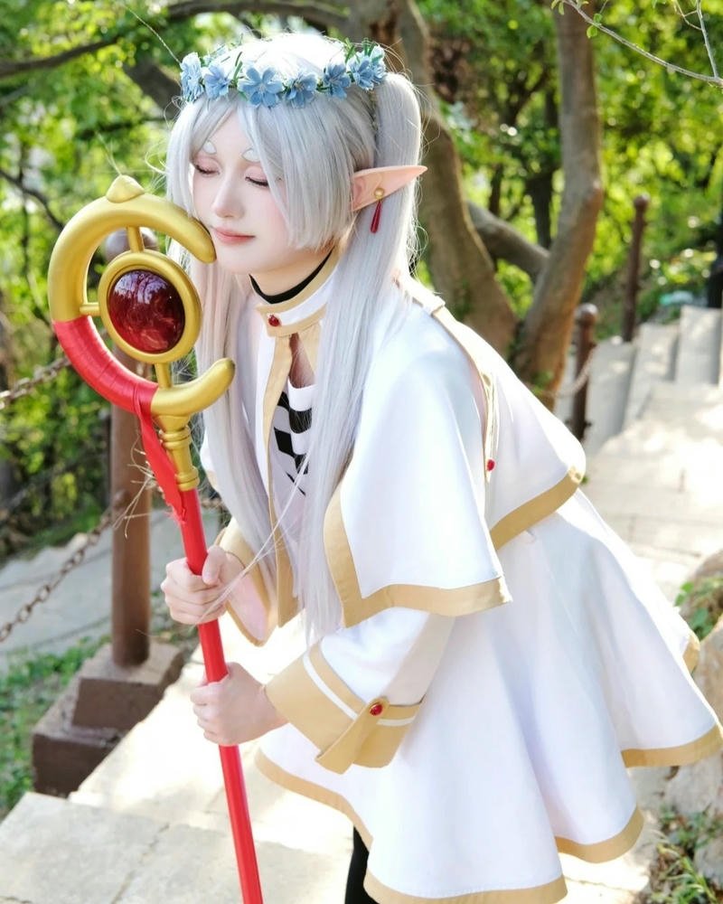 Ảnh cosplay phong cách frieren nổi bật với nét dịu dàng