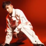 Ánh đèn rực rỡ tôn lên hình nền Ricky Star