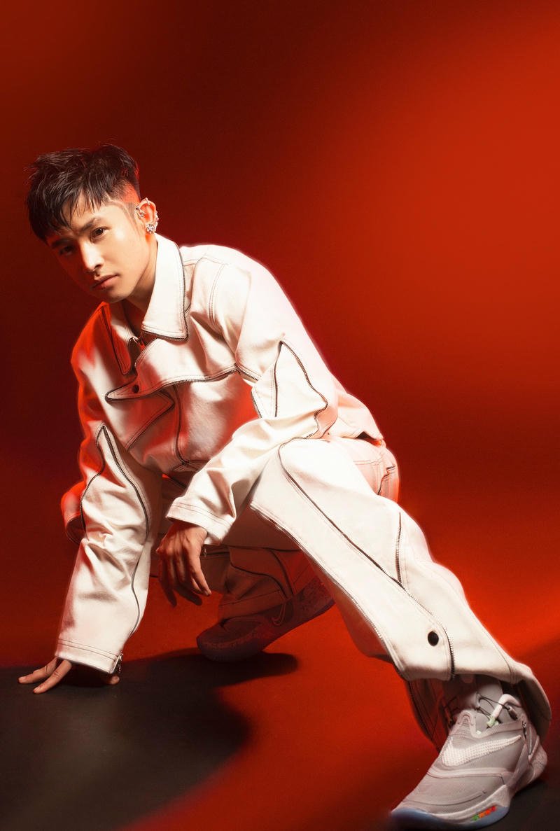 Ánh đèn rực rỡ tôn lên hình nền Ricky Star