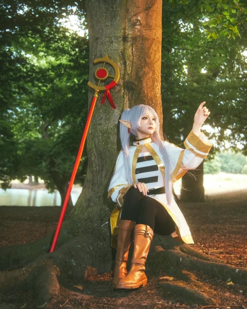 Ảnh frieren cosplay nổi bật với biểu cảm trầm lắng cuốn hút