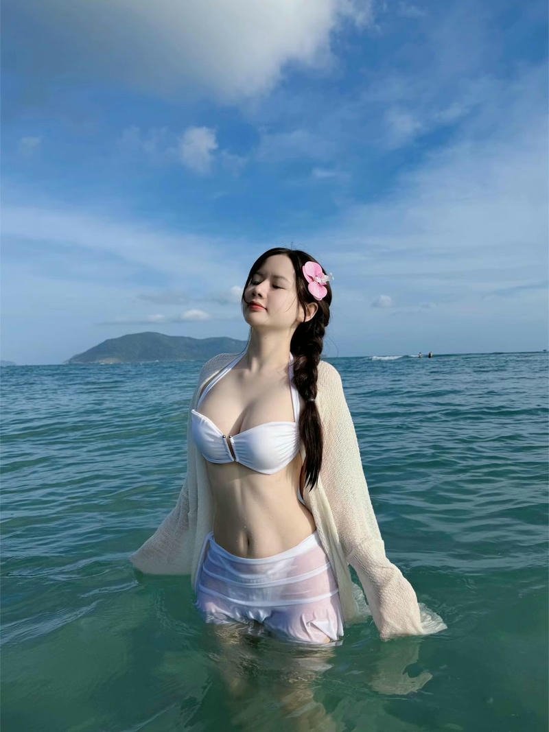 Ảnh gái xinh sexy ánh mắt sâu lắng đầy mê hoặc