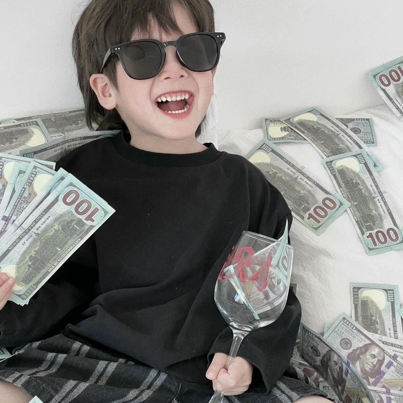 Ảnh hài em bé khoe tiền với nụ cười xinh meme