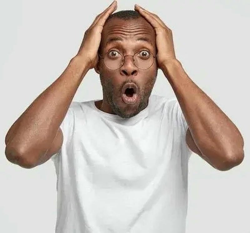 Ảnh hài hốt hoảng tình huống bất ngờ ôm đầu