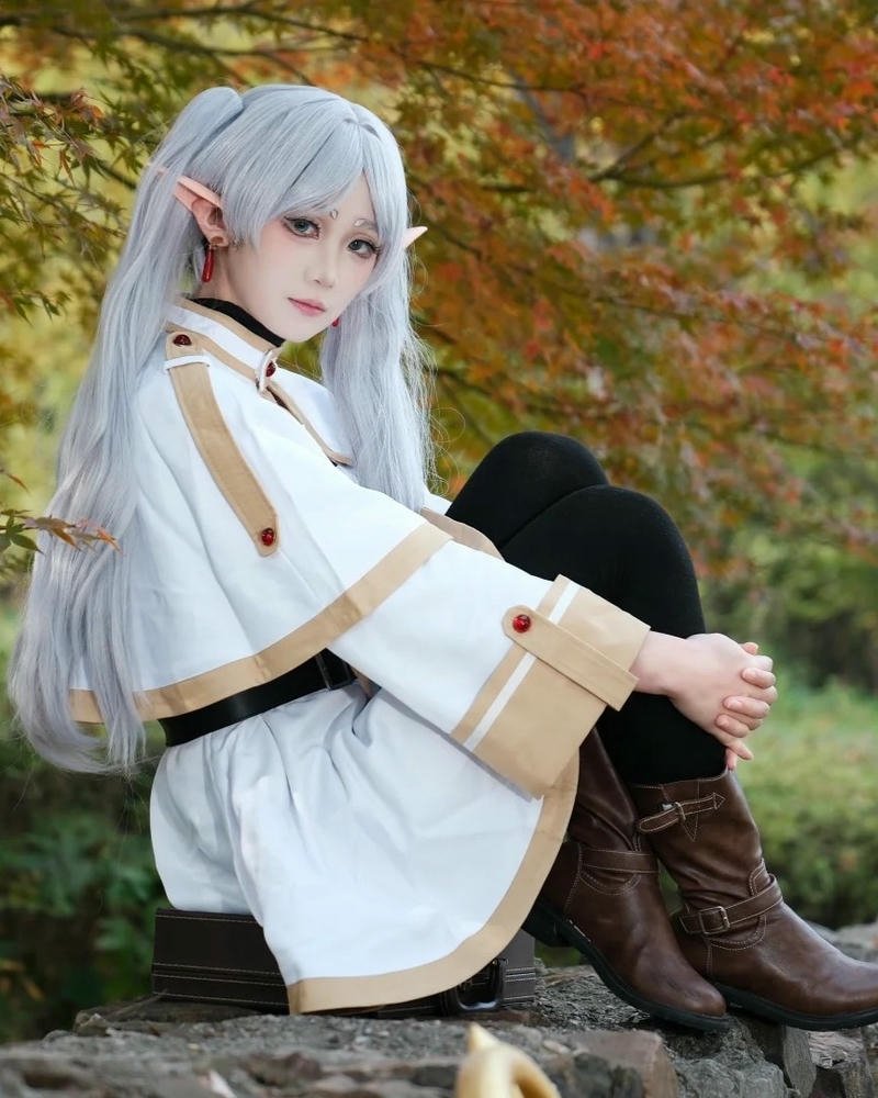 Ảnh hóa thân frieren cosplay nổi bật với phong cách nhẹ nhàng