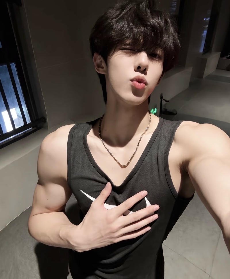Ảnh hot boy selfie với ánh sáng tự nhiên đẹp