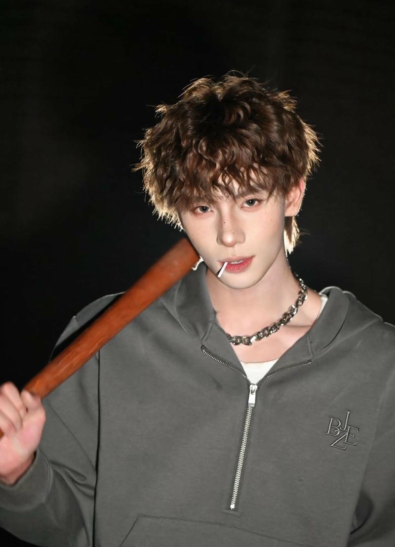 Ảnh hot boy với thần thái lạnh lùng cuốn hút