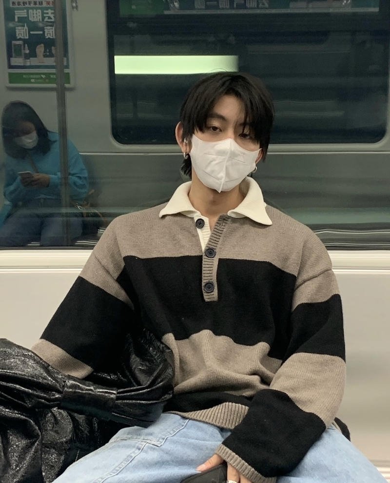 Ánh mắt cuốn hút sau lớp khẩu trang trắng