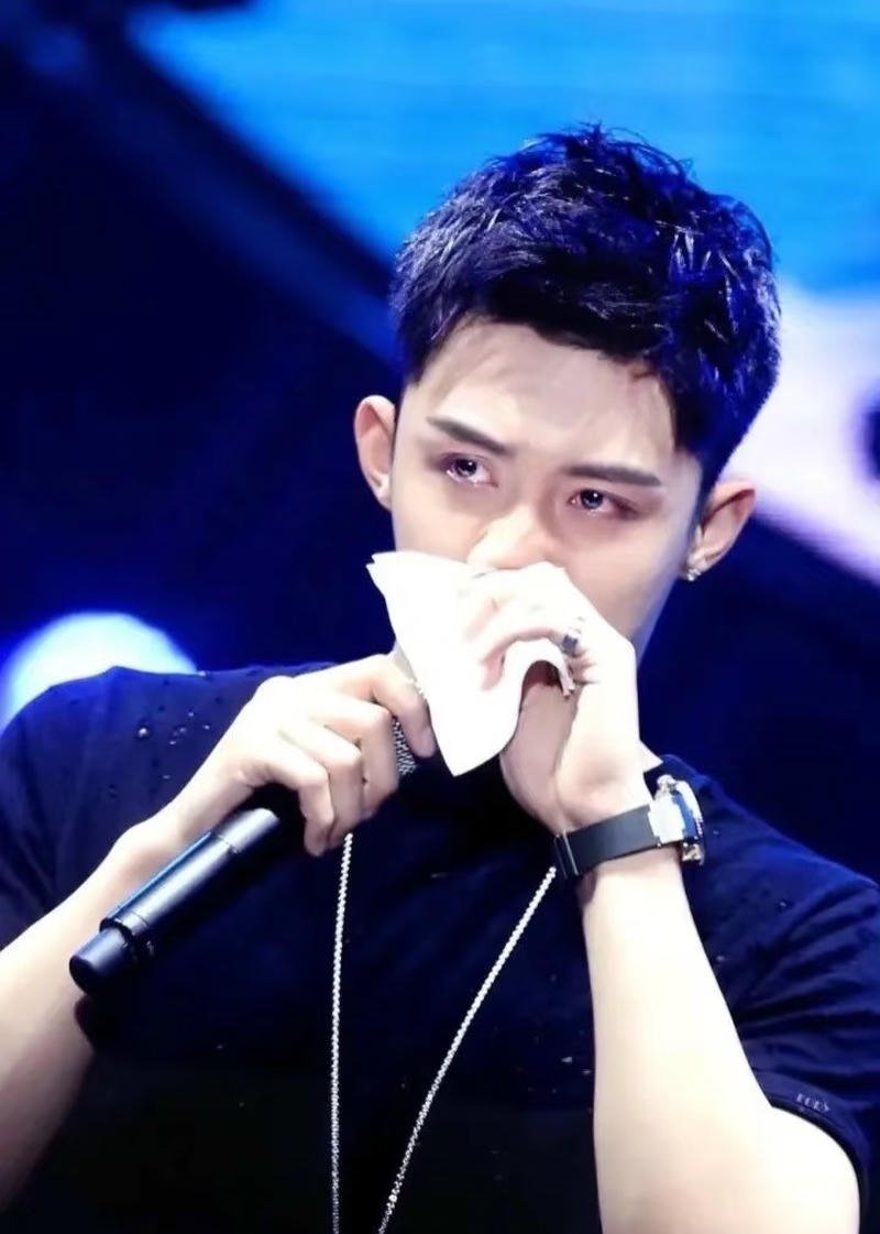 Ánh mắt đỏ hoe của chàng trai trẻ cô đơn