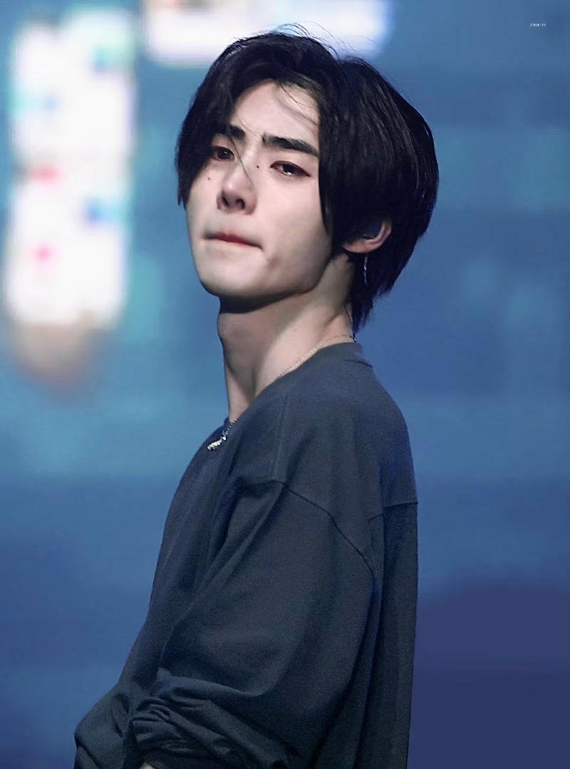 Ánh mắt đỏ hoe trai đẹp khóc hình nền