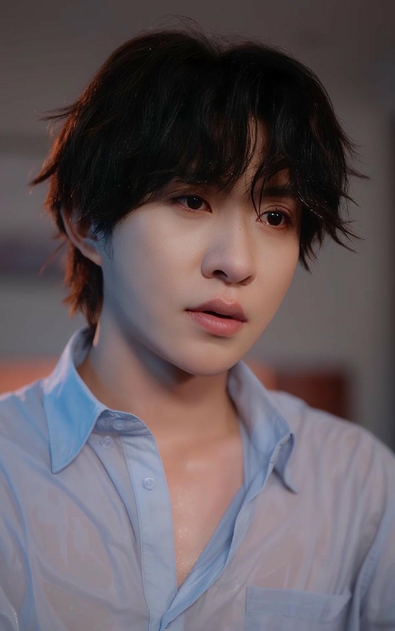 Ánh mắt đượm lệ trai đẹp khóc hình nền