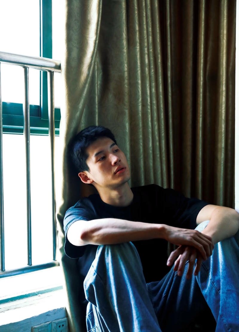 Ánh mắt mệt mỏi nam buồn hình nền đẹp