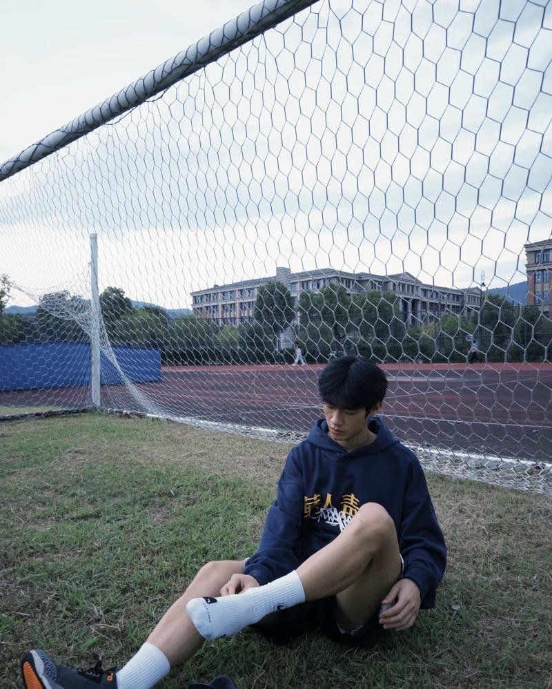 Ánh mắt rõ trong ảnh trai đá bóng tạo ấn tượng